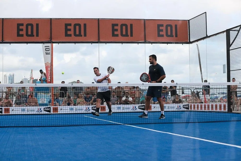 Quadra de Padel na praia de Balneário Camboriú viraliza e ganha o mundo Quadra de Padel na praia de Balneário Camboriú viraliza e ganha o mundo